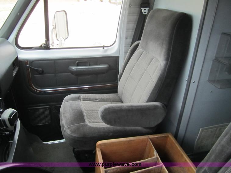 image for item 2974 1990 Ford E350 ambulance