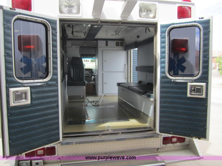 image for item 2974 1990 Ford E350 ambulance