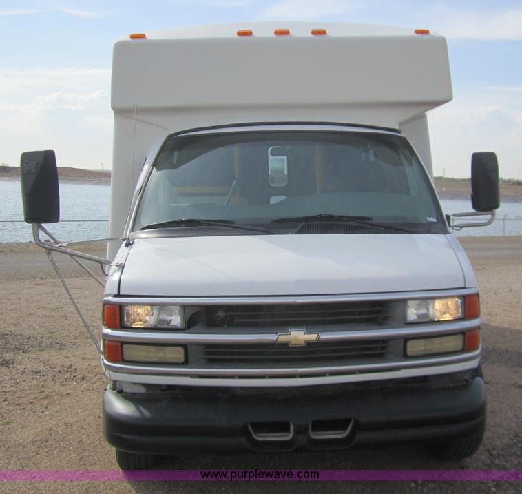 image for item 2982 2001 Chevrolet Express G3500 transit bus