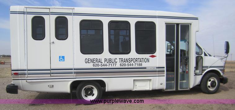 image for item 2982 2001 Chevrolet Express G3500 transit bus