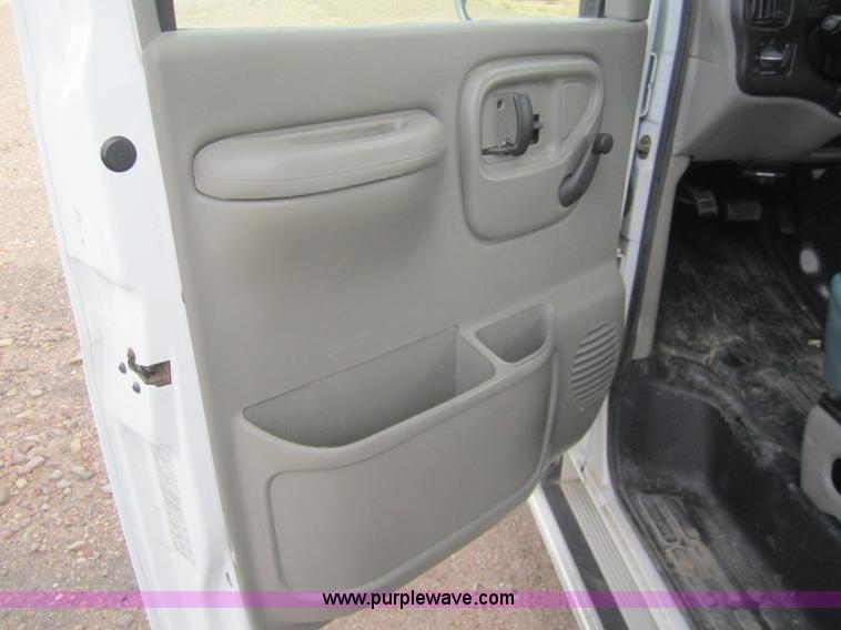 image for item 2982 2001 Chevrolet Express G3500 transit bus