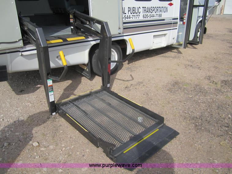 image for item 2982 2001 Chevrolet Express G3500 transit bus