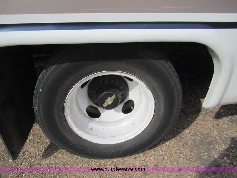 image for item 2982 2001 Chevrolet Express G3500 transit bus