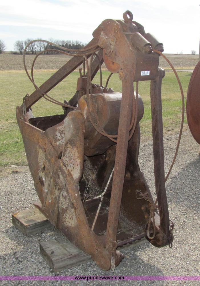 image for item 4100 Owen clamshell bucket