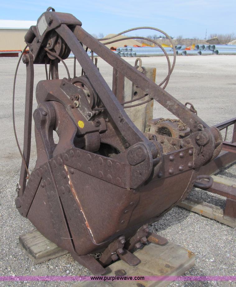 image for item 4100 Owen clamshell bucket