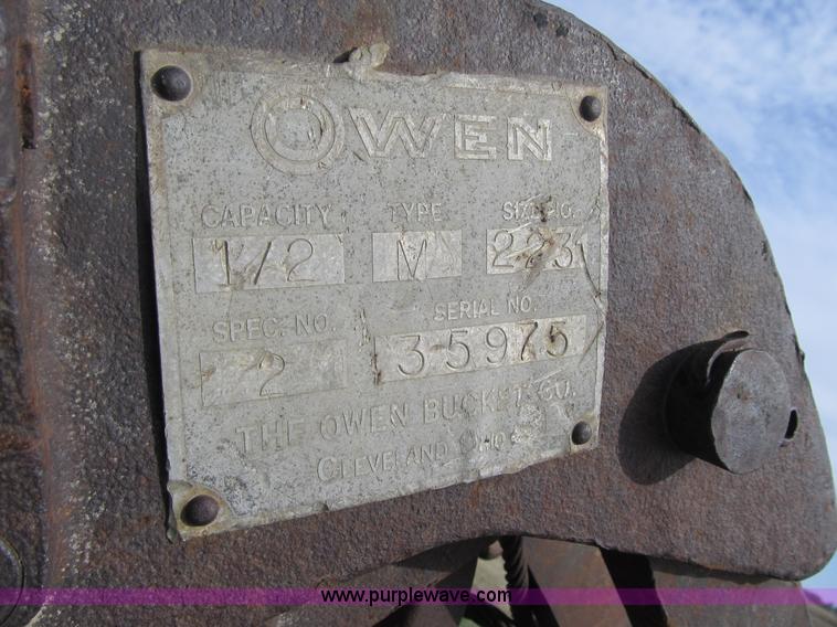 image for item 4100 Owen clamshell bucket