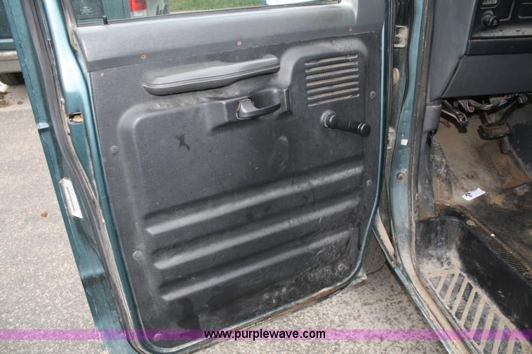 image for item 5100 1996 Ford Club Wagon E150 van