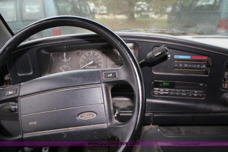 image for item 5100 1996 Ford Club Wagon E150 van