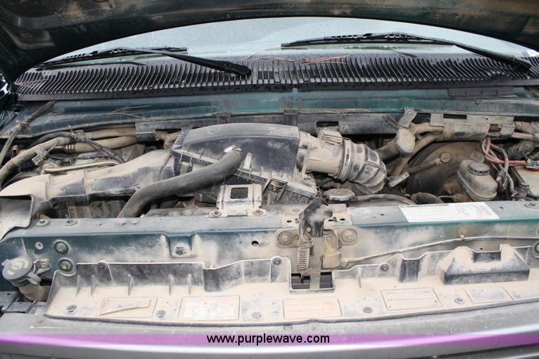 image for item 5100 1996 Ford Club Wagon E150 van