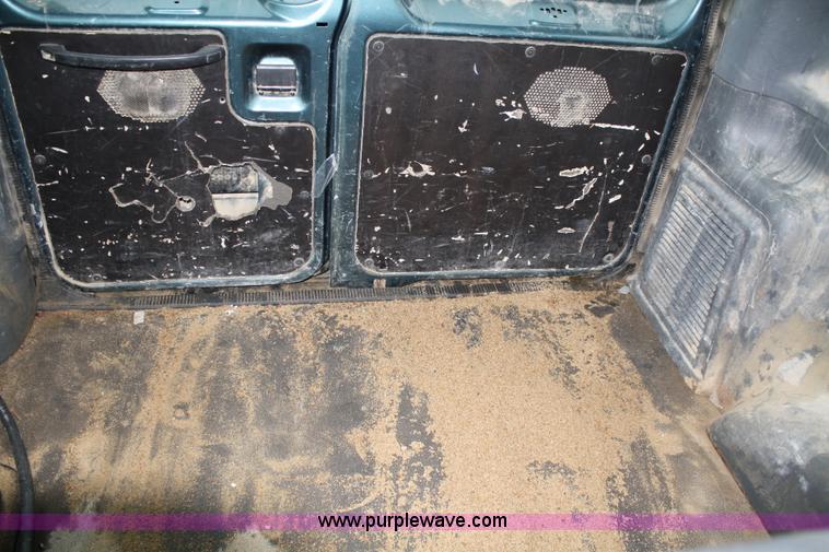 image for item 5100 1996 Ford Club Wagon E150 van