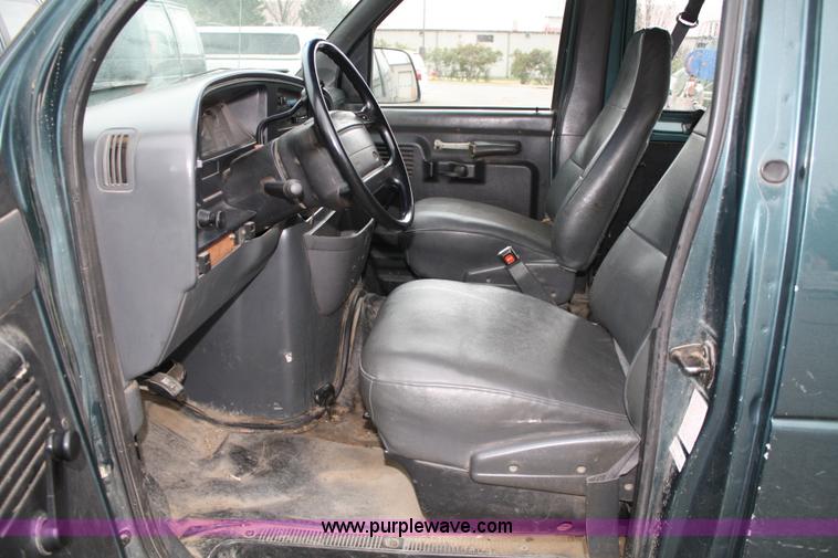image for item 5101 1996 Ford Club Wagon E150 van