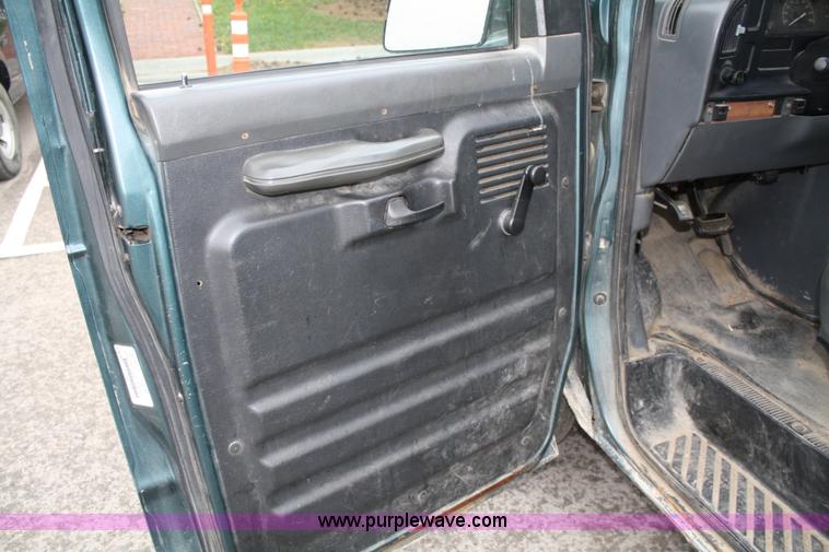 image for item 5101 1996 Ford Club Wagon E150 van