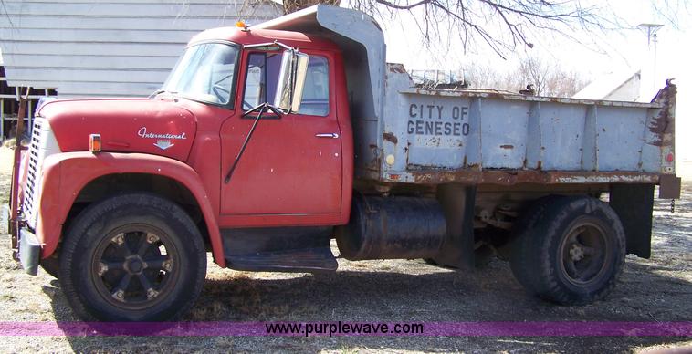 image for item 7334 1970 International Lonestar 1700 dump truck