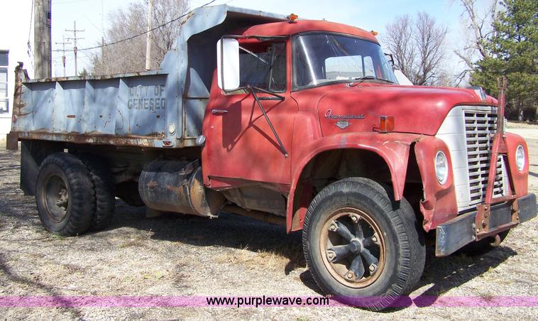 image for item 7334 1970 International Lonestar 1700 dump truck