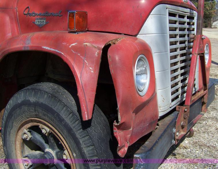 image for item 7334 1970 International Lonestar 1700 dump truck