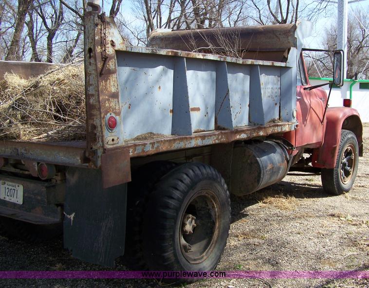 image for item 7334 1970 International Lonestar 1700 dump truck