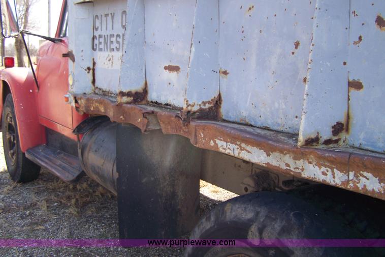 image for item 7334 1970 International Lonestar 1700 dump truck