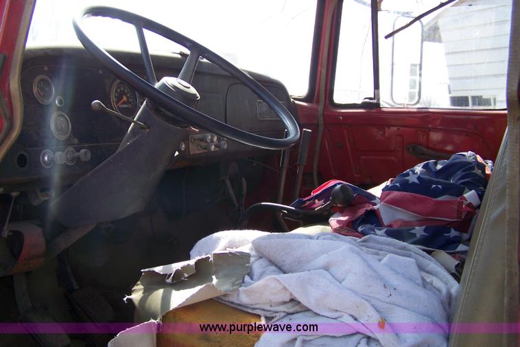 image for item 7334 1970 International Lonestar 1700 dump truck