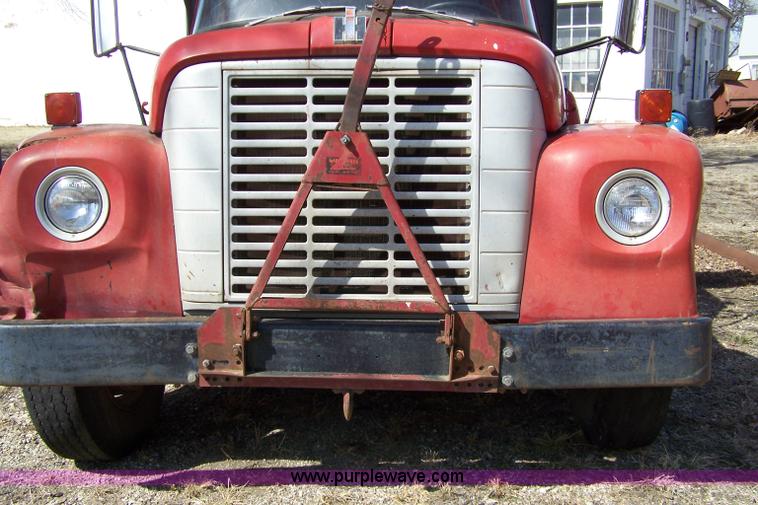 image for item 7334 1970 International Lonestar 1700 dump truck