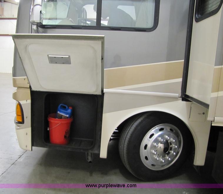 image for item 8690 2006 Fleetwood Discovery 39V RV motor home