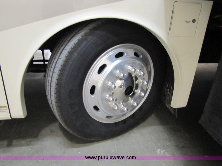 image for item 8690 2006 Fleetwood Discovery 39V RV motor home