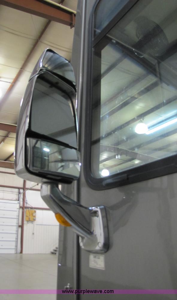 image for item 8690 2006 Fleetwood Discovery 39V RV motor home