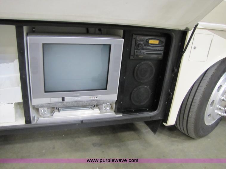 image for item 8690 2006 Fleetwood Discovery 39V RV motor home