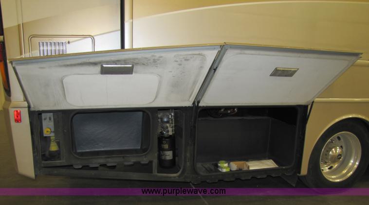 image for item 8690 2006 Fleetwood Discovery 39V RV motor home