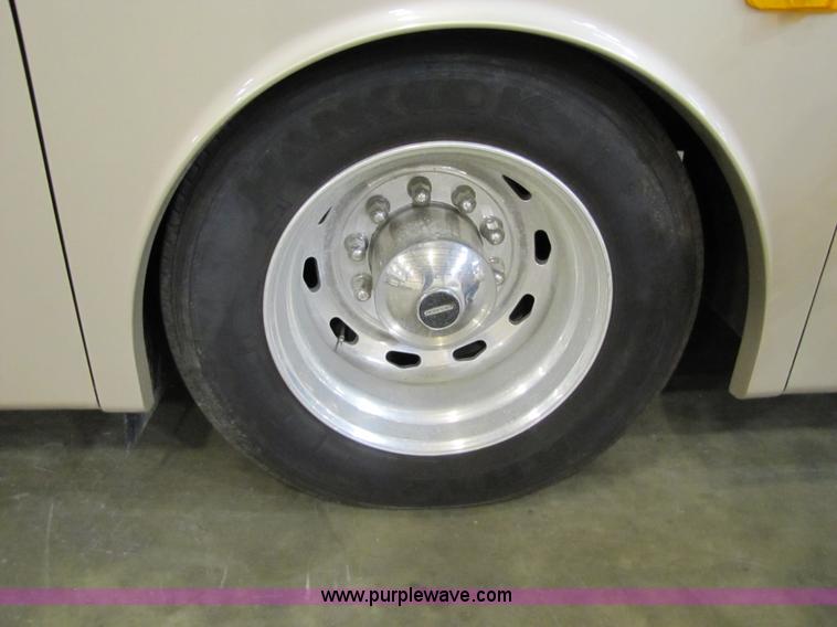 image for item 8690 2006 Fleetwood Discovery 39V RV motor home