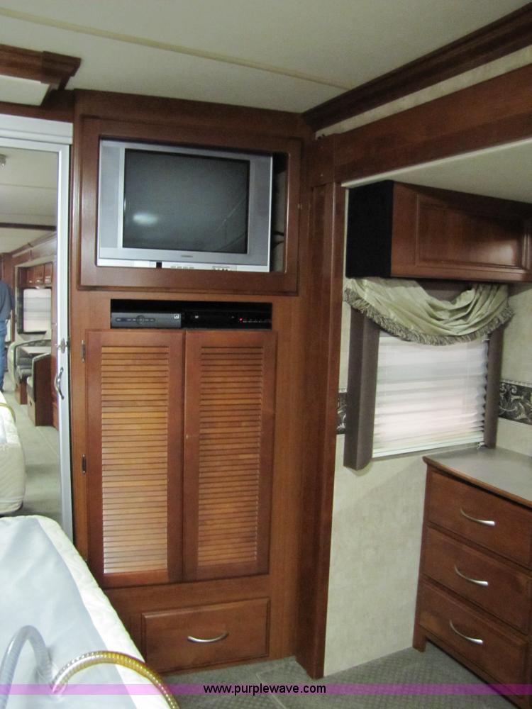 image for item 8690 2006 Fleetwood Discovery 39V RV motor home