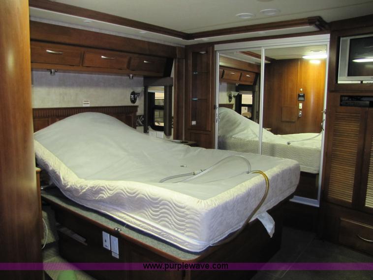 image for item 8690 2006 Fleetwood Discovery 39V RV motor home