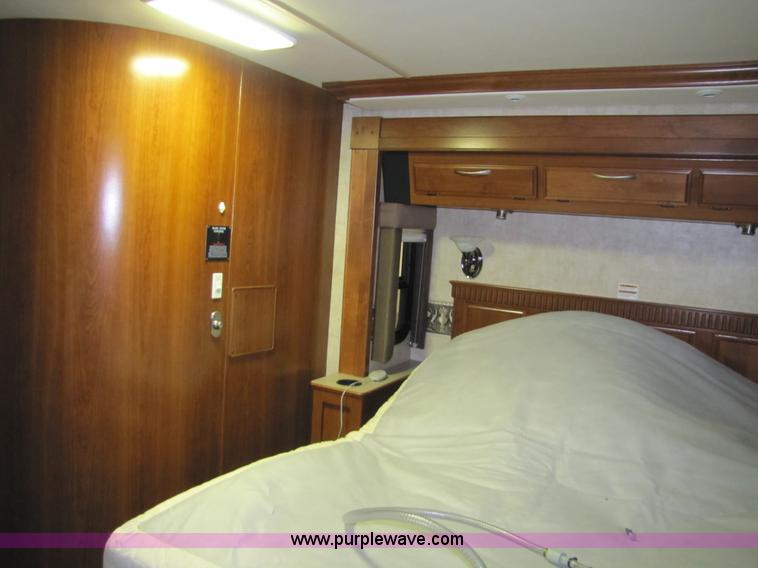 image for item 8690 2006 Fleetwood Discovery 39V RV motor home