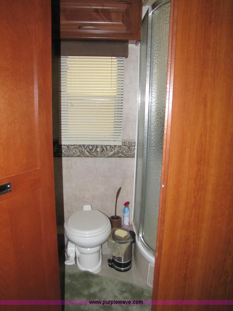 image for item 8690 2006 Fleetwood Discovery 39V RV motor home