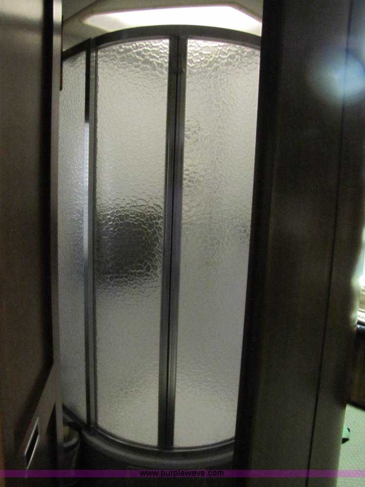 image for item 8690 2006 Fleetwood Discovery 39V RV motor home