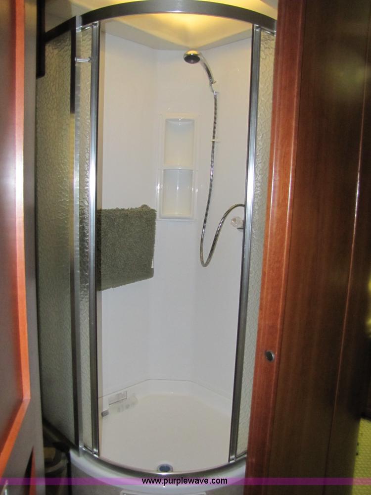 image for item 8690 2006 Fleetwood Discovery 39V RV motor home