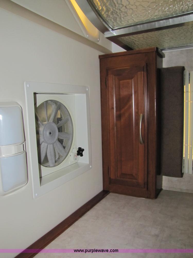 image for item 8690 2006 Fleetwood Discovery 39V RV motor home