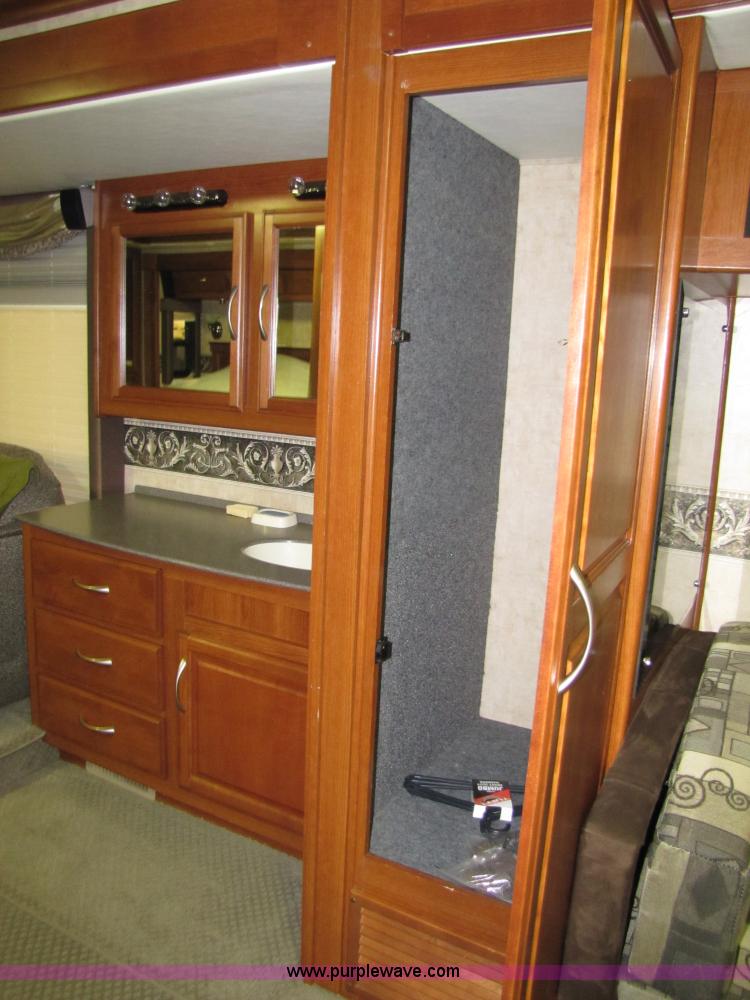 image for item 8690 2006 Fleetwood Discovery 39V RV motor home