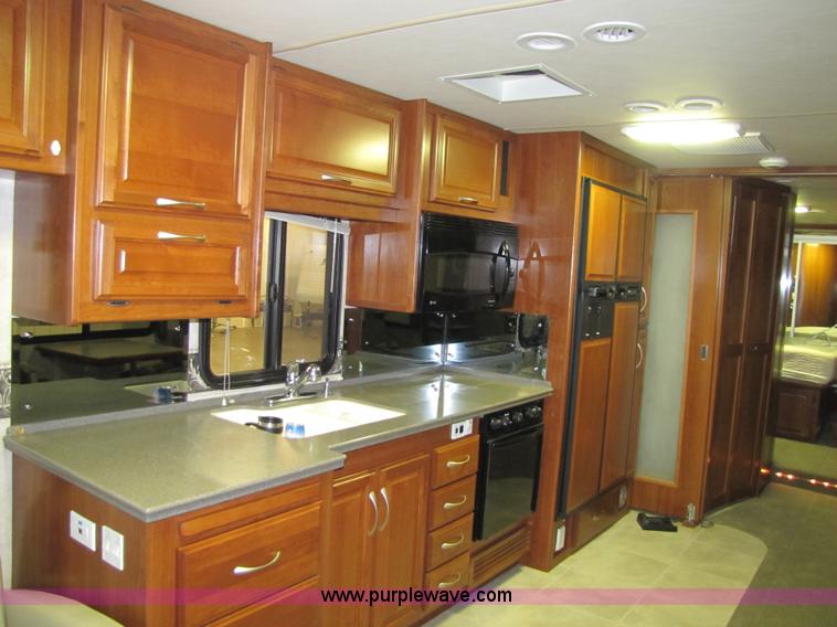 image for item 8690 2006 Fleetwood Discovery 39V RV motor home