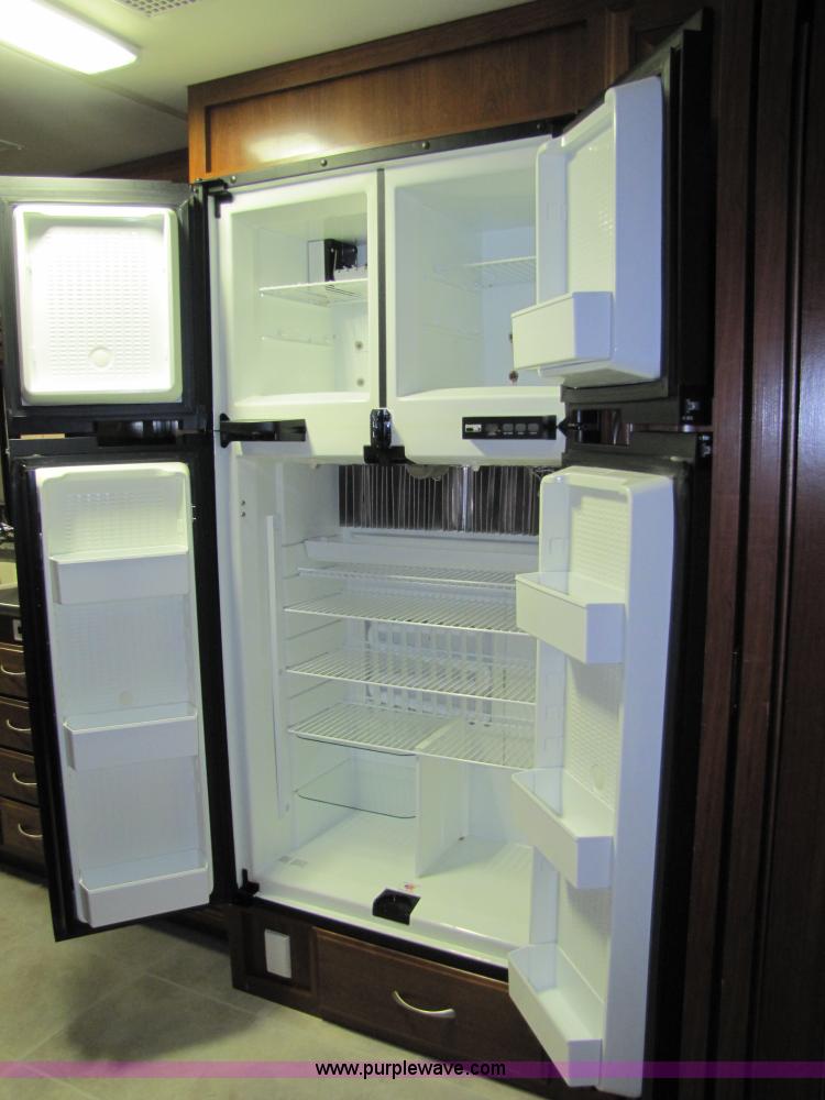 image for item 8690 2006 Fleetwood Discovery 39V RV motor home