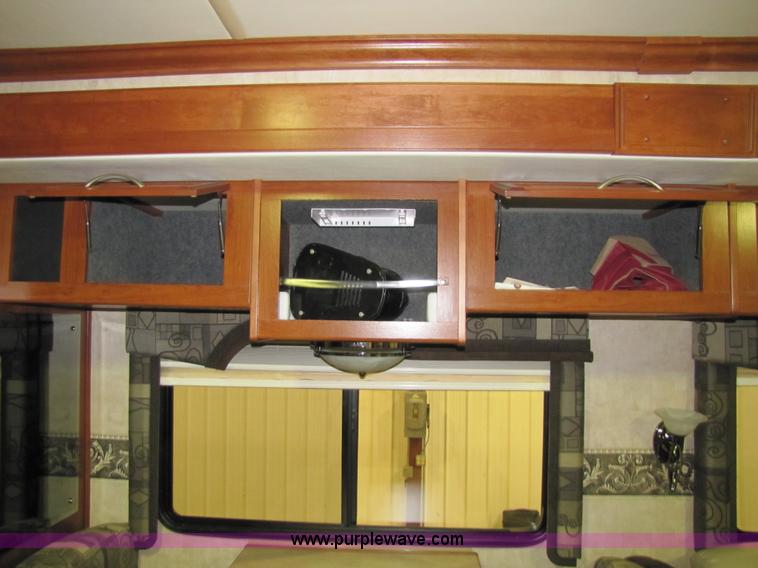 image for item 8690 2006 Fleetwood Discovery 39V RV motor home