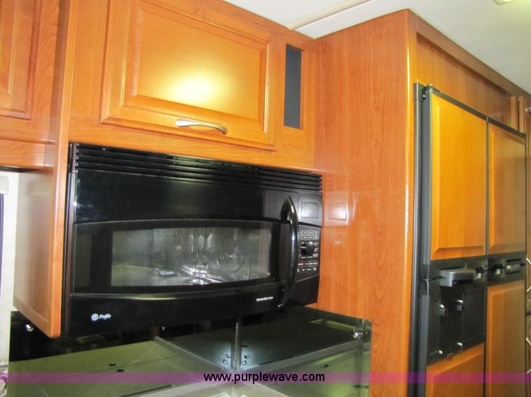 image for item 8690 2006 Fleetwood Discovery 39V RV motor home