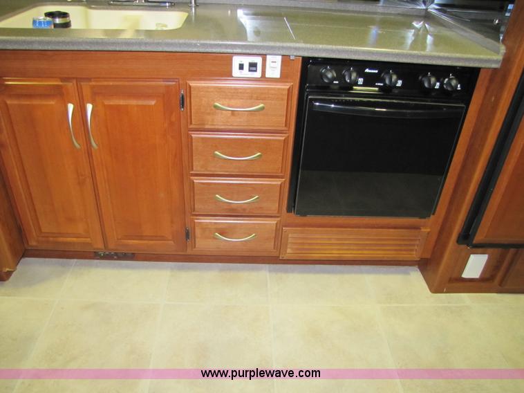 image for item 8690 2006 Fleetwood Discovery 39V RV motor home