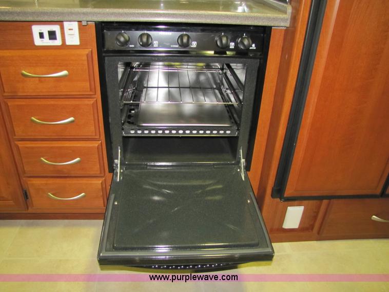 image for item 8690 2006 Fleetwood Discovery 39V RV motor home