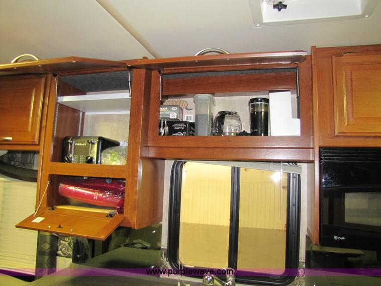 image for item 8690 2006 Fleetwood Discovery 39V RV motor home