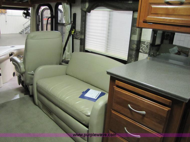image for item 8690 2006 Fleetwood Discovery 39V RV motor home
