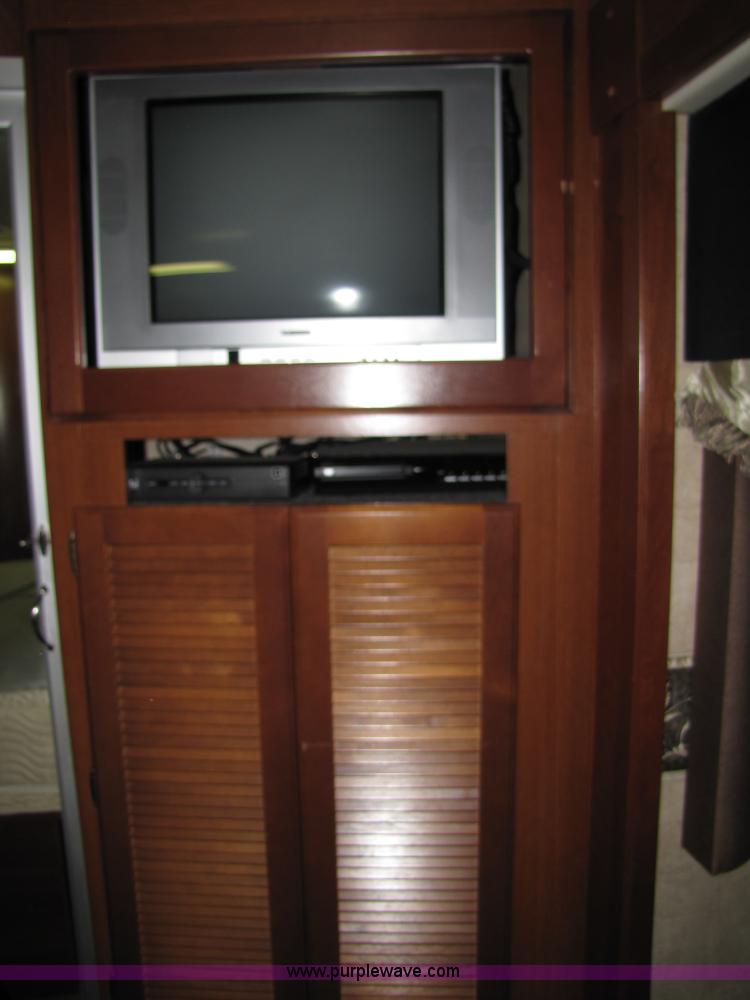 image for item 8690 2006 Fleetwood Discovery 39V RV motor home