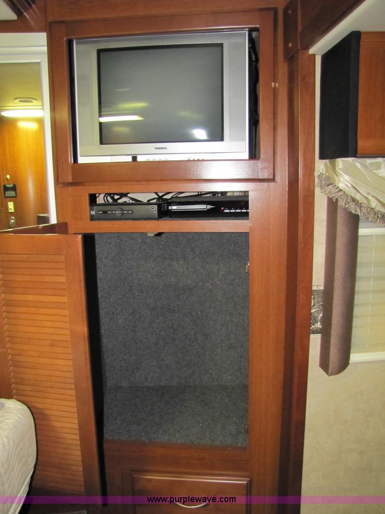 image for item 8690 2006 Fleetwood Discovery 39V RV motor home