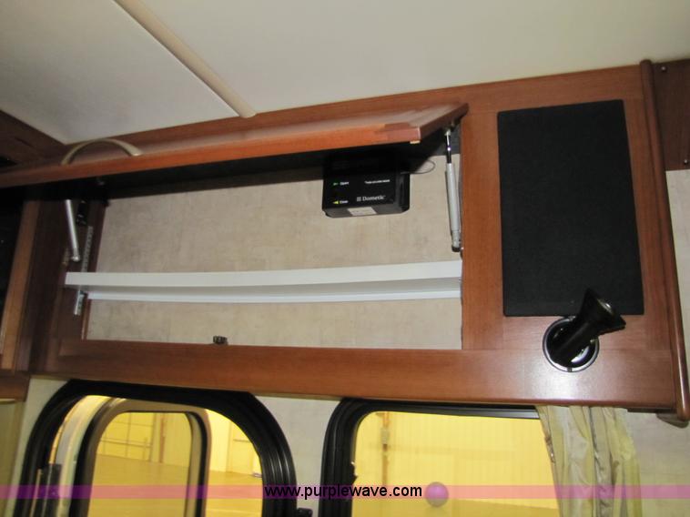 image for item 8690 2006 Fleetwood Discovery 39V RV motor home