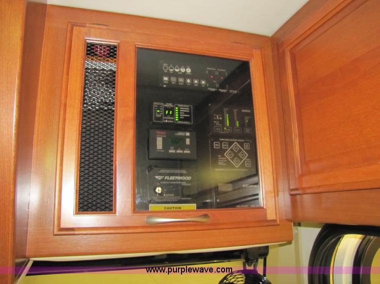 image for item 8690 2006 Fleetwood Discovery 39V RV motor home