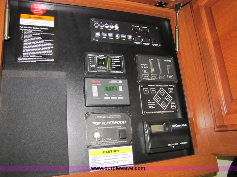 image for item 8690 2006 Fleetwood Discovery 39V RV motor home